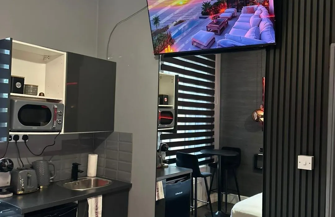 Sizzling London Studio With Jacuzzi & Private Bath-1