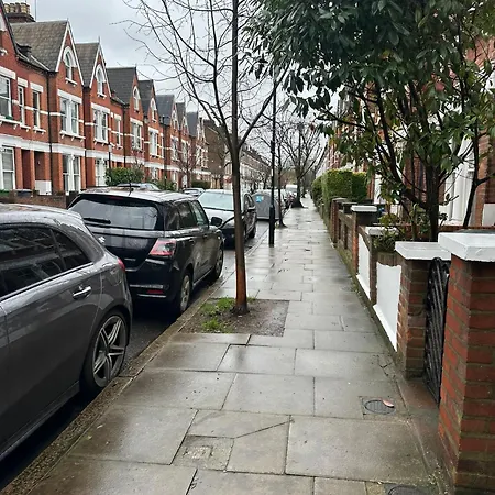 Sizzling London Studio With Jacuzzi & Private Bath-3